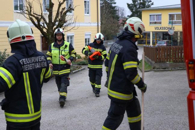 Personenrettung in Niederthalheim: Einsatzkrfte zu unter Hoflader eingeklemmten Person gerufen