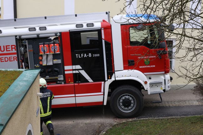 Personenrettung in Niederthalheim: Einsatzkrfte zu unter Hoflader eingeklemmten Person gerufen