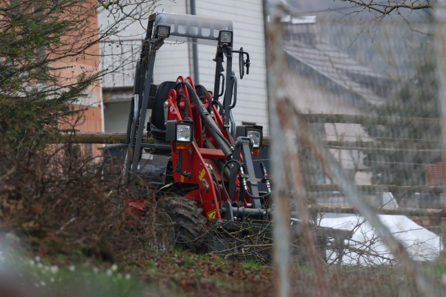 Personenrettung in Niederthalheim: Einsatzkrfte zu unter Hoflader eingeklemmten Person gerufen