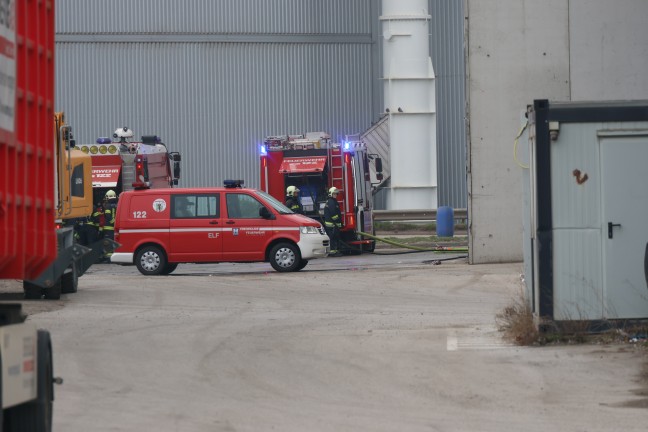 Drei Feuerwehren bei Brand bei einem Abfallentsorgungsunternehmen in Wels-Schafwiesen im Einsatz