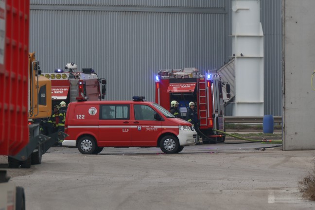 Drei Feuerwehren bei Brand bei einem Abfallentsorgungsunternehmen in Wels-Schafwiesen im Einsatz