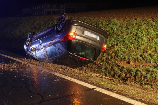 Auto am Dach: PKW-berschlag bei Niederneukirchen endet mit zwei Verletzten