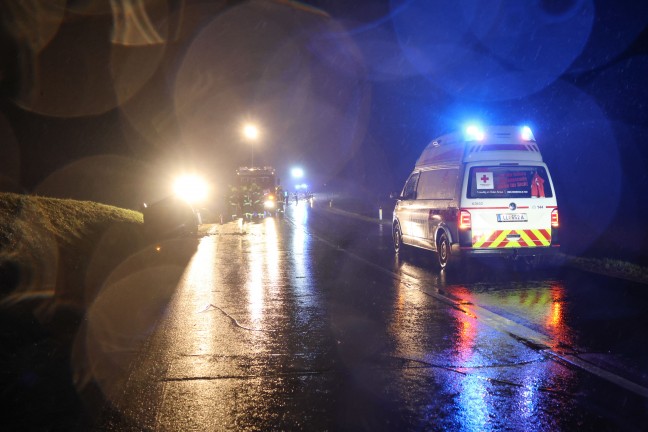 Auto am Dach: PKW-berschlag bei Niederneukirchen endet mit zwei Verletzten