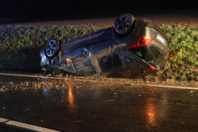 Auto am Dach: PKW-berschlag bei Niederneukirchen endet mit zwei Verletzten