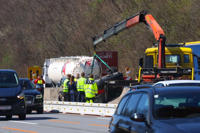Gleicher Unfall nochmal passiert: Auto bei Baustelle auf Westautobahn in Linz-Ebelsberg berschlagen