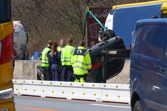 Gleicher Unfall nochmal passiert: Auto bei Baustelle auf Westautobahn in Linz-Ebelsberg berschlagen