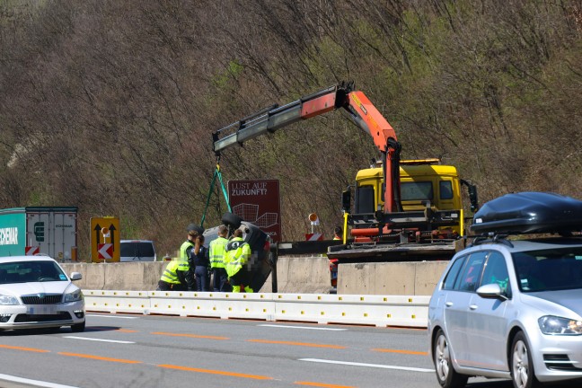 Gleicher Unfall nochmal passiert: Auto bei Baustelle auf Westautobahn in Linz-Ebelsberg berschlagen