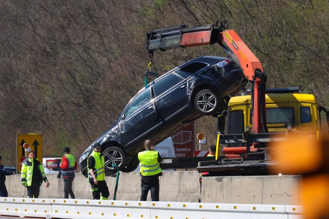 Gleicher Unfall nochmal passiert: Auto bei Baustelle auf Westautobahn in Linz-Ebelsberg berschlagen