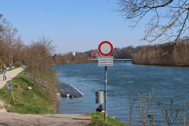Pensionistin (82) mit Rollator in Wels-Pernau ber Bschung in die Traun gestrzt
