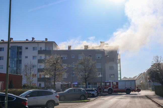 "Wohnung zugemllt": Schwieriger Lscheinsatz bei ausgedehntem Wohnungsbrand in Wels-Vogelweide