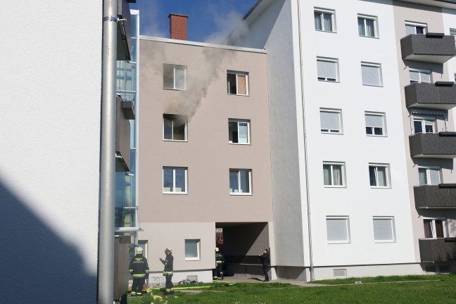 "Wohnung zugemllt": Schwieriger Lscheinsatz bei ausgedehntem Wohnungsbrand in Wels-Vogelweide