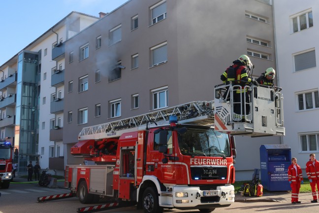 "Wohnung zugemllt": Schwieriger Lscheinsatz bei ausgedehntem Wohnungsbrand in Wels-Vogelweide
