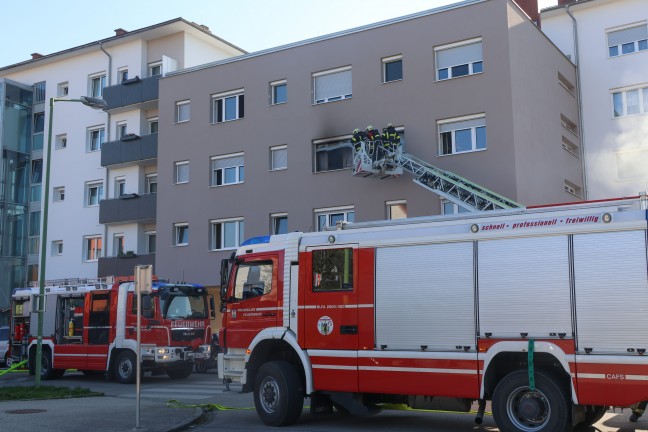"Wohnung zugemllt": Schwieriger Lscheinsatz bei ausgedehntem Wohnungsbrand in Wels-Vogelweide