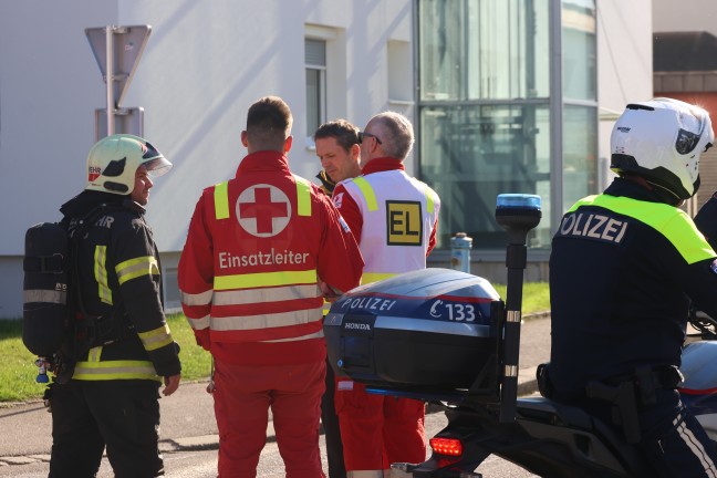 "Wohnung zugemllt": Schwieriger Lscheinsatz bei ausgedehntem Wohnungsbrand in Wels-Vogelweide