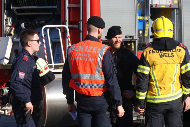 "Wohnung zugemllt": Schwieriger Lscheinsatz bei ausgedehntem Wohnungsbrand in Wels-Vogelweide