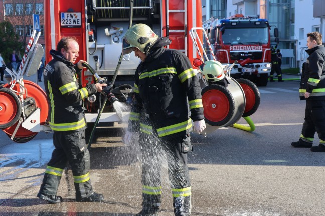 "Wohnung zugemllt": Schwieriger Lscheinsatz bei ausgedehntem Wohnungsbrand in Wels-Vogelweide