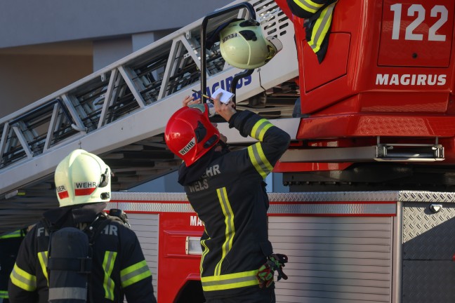 "Wohnung zugemllt": Schwieriger Lscheinsatz bei ausgedehntem Wohnungsbrand in Wels-Vogelweide