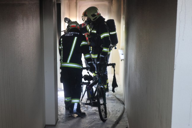 "Wohnung zugemllt": Schwieriger Lscheinsatz bei ausgedehntem Wohnungsbrand in Wels-Vogelweide