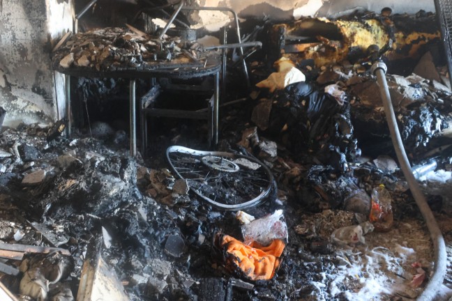 "Wohnung zugemllt": Schwieriger Lscheinsatz bei ausgedehntem Wohnungsbrand in Wels-Vogelweide