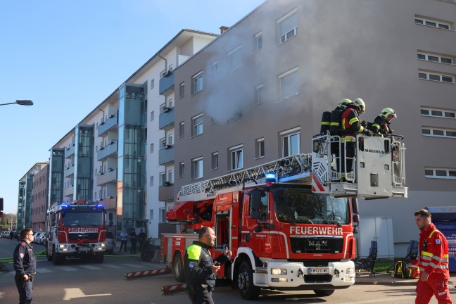 "Wohnung zugemllt": Schwieriger Lscheinsatz bei ausgedehntem Wohnungsbrand in Wels-Vogelweide