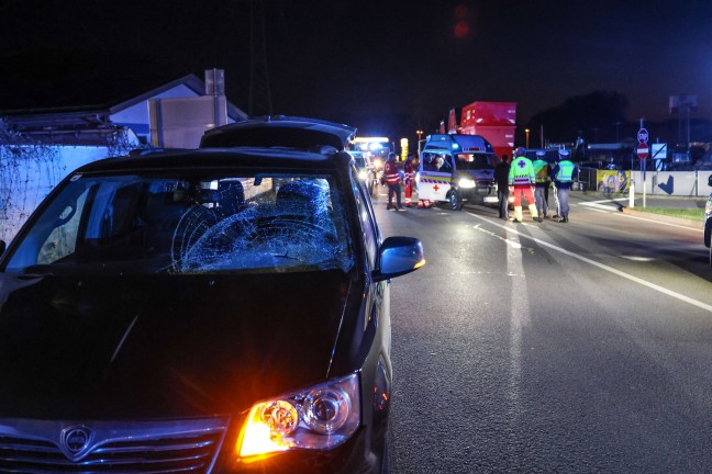 Person auf Scharnsteiner Strae in Gmunden von Auto erfasst und von LKW mitgeschleift