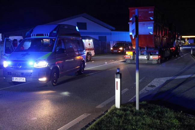 Person auf Scharnsteiner Strae in Gmunden von Auto erfasst und von LKW mitgeschleift