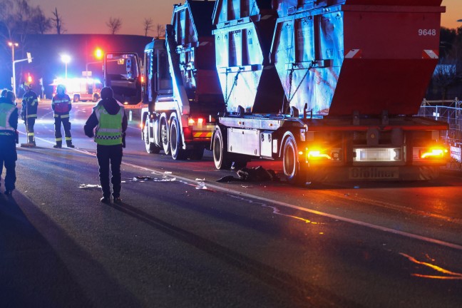 Person auf Scharnsteiner Strae in Gmunden von Auto erfasst und von LKW mitgeschleift