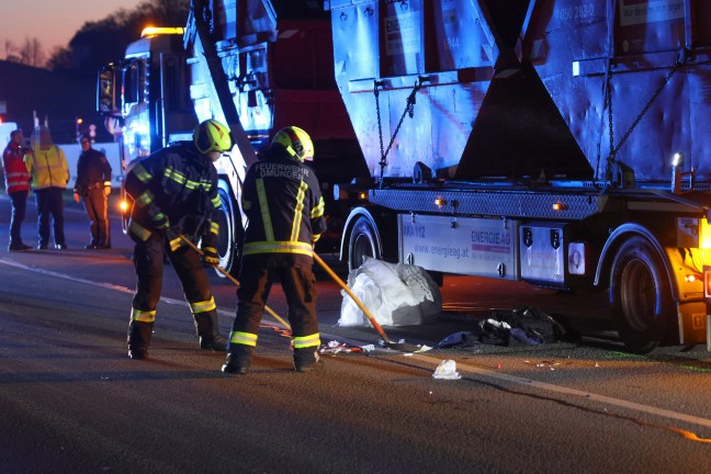 Person auf Scharnsteiner Strae in Gmunden von Auto erfasst und von LKW mitgeschleift