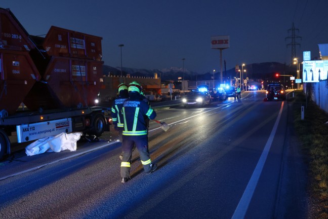 Person auf Scharnsteiner Strae in Gmunden von Auto erfasst und von LKW mitgeschleift