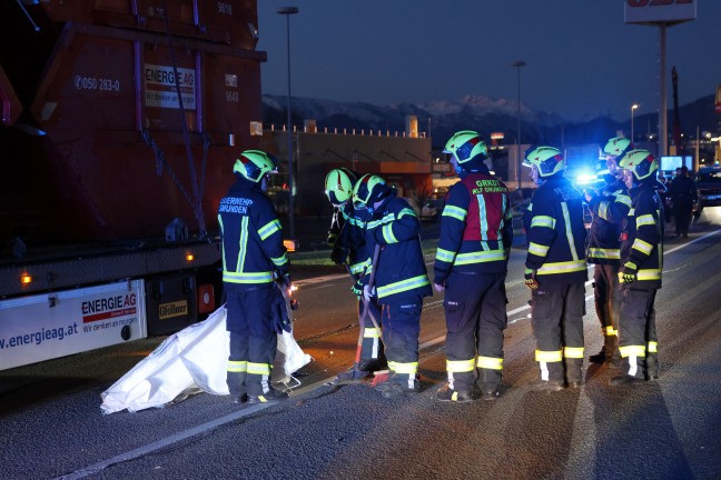 Person auf Scharnsteiner Strae in Gmunden von Auto erfasst und von LKW mitgeschleift