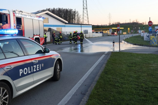 Person auf Scharnsteiner Strae in Gmunden von Auto erfasst und von LKW mitgeschleift