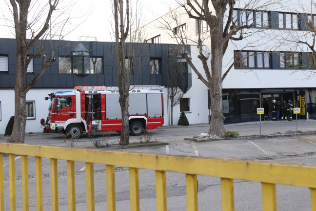 Einsatzkrfte der Feuerwehr bei Brandnachschau in einem Gewerbeobjekt in Wels-Pernau im Einsatz