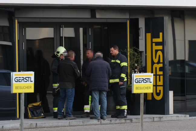 Einsatzkrfte der Feuerwehr bei Brandnachschau in einem Gewerbeobjekt in Wels-Pernau im Einsatz