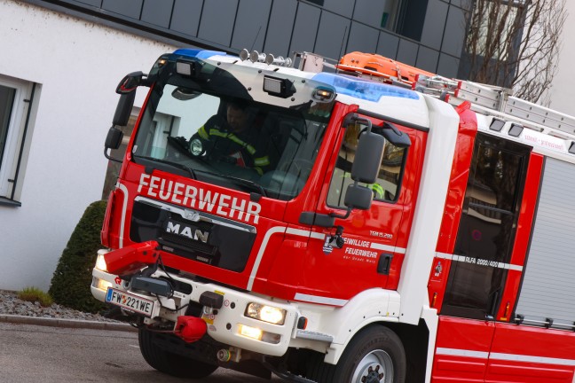 Einsatzkrfte der Feuerwehr bei Brandnachschau in einem Gewerbeobjekt in Wels-Pernau im Einsatz