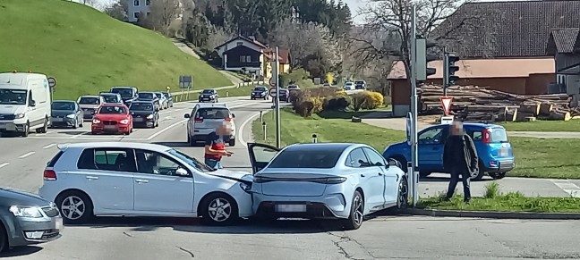Kreuzungskollision zwischen zwei PKW auf Scharnsteiner Strae in Gmunden