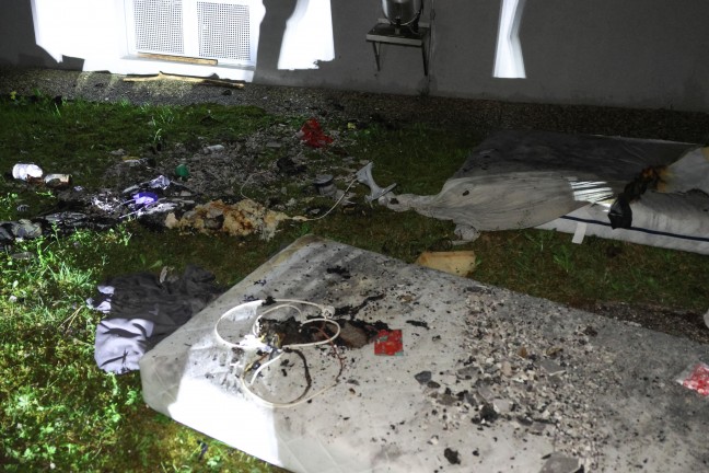 Brand in einer Wohnung eines Mehrparteienwohnhauses in Traunkirchen sorgt fr Einsatz der Feuerwehr