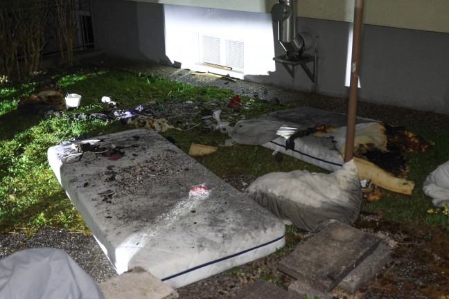 Brand in einer Wohnung eines Mehrparteienwohnhauses in Traunkirchen sorgt fr Einsatz der Feuerwehr