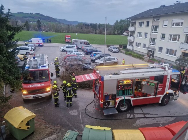 Brand in einer Wohnung eines Mehrparteienwohnhauses in Traunkirchen sorgt fr Einsatz der Feuerwehr