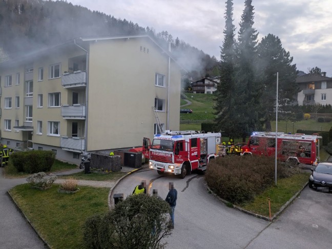 Brand in einer Wohnung eines Mehrparteienwohnhauses in Traunkirchen sorgt fr Einsatz der Feuerwehr