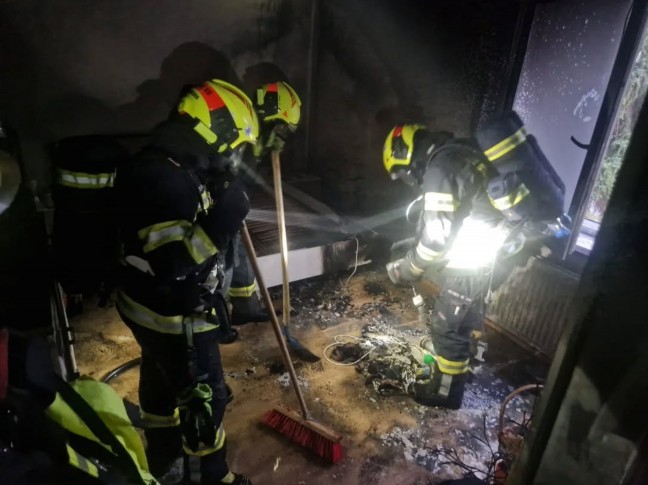 Brand in einer Wohnung eines Mehrparteienwohnhauses in Traunkirchen sorgt fr Einsatz der Feuerwehr