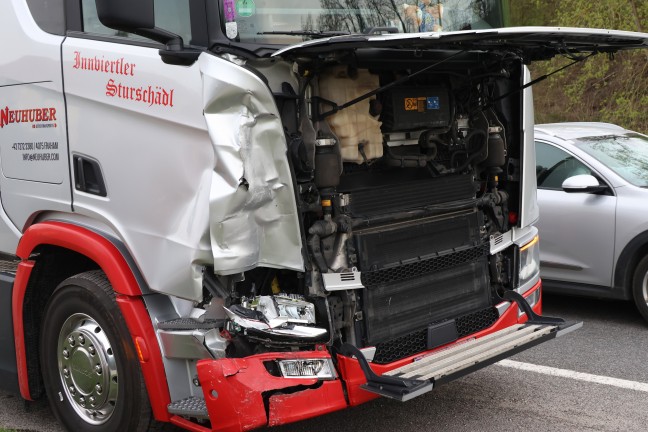 Stau im Abendverkehr nach Auffahrunfall auf Innviertler Strae bei Krenglbach
