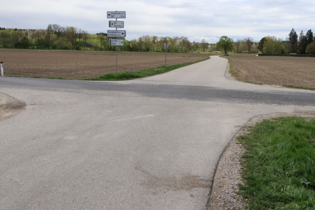 Reanimation erfolgreich: Rennradfahrer (25) bei Kollision mit PKW in Gunskirchen schwerst verletzt