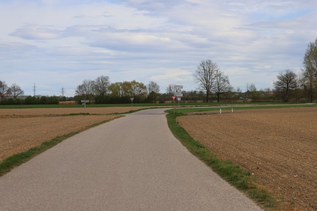 Reanimation erfolgreich: Rennradfahrer (25) bei Kollision mit PKW in Gunskirchen schwerst verletzt