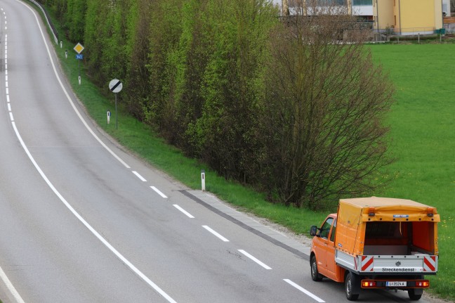 Einsatzkräfte zu Personenrettung nach Verkehrsunfall auf Rieder Straße in Tumeltsham alarmiert