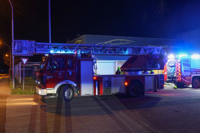 Mutmaliche Brandstiftung: Zwei Feuerwehren bei Gewerbebetrieb in Attnang-Puchheim im Einsatz