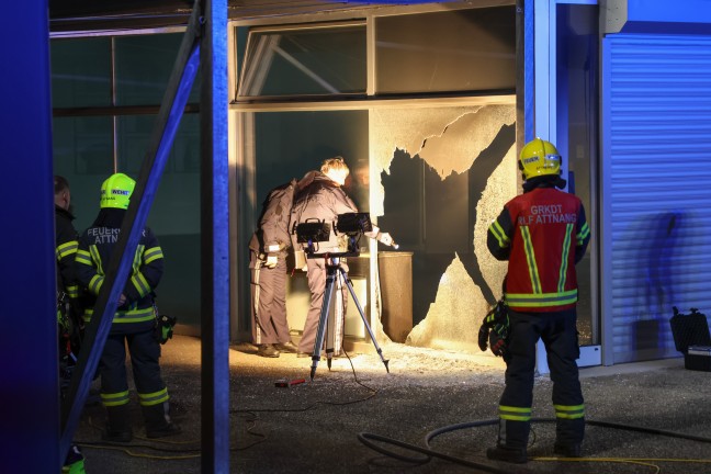 Mutmaliche Brandstiftung: Zwei Feuerwehren bei Gewerbebetrieb in Attnang-Puchheim im Einsatz