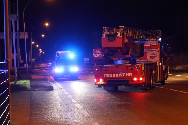 Mutmaliche Brandstiftung: Zwei Feuerwehren bei Gewerbebetrieb in Attnang-Puchheim im Einsatz