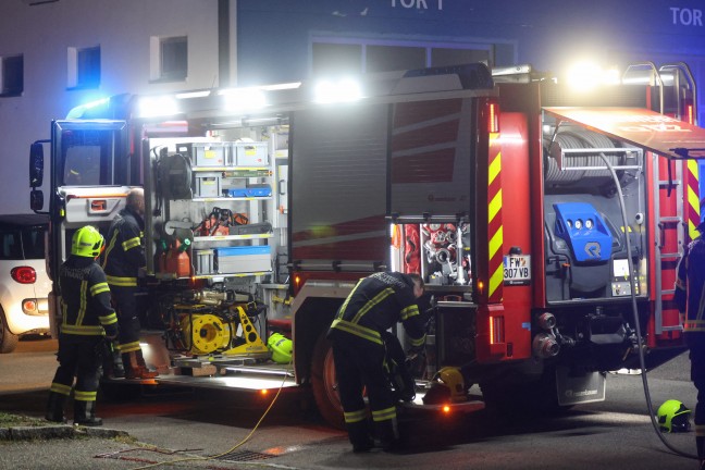 Mutmaliche Brandstiftung: Zwei Feuerwehren bei Gewerbebetrieb in Attnang-Puchheim im Einsatz