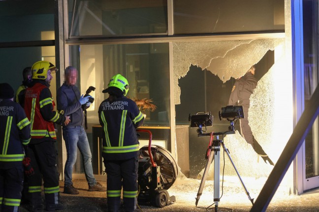 Mutmaliche Brandstiftung: Zwei Feuerwehren bei Gewerbebetrieb in Attnang-Puchheim im Einsatz