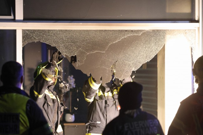Mutmaliche Brandstiftung: Zwei Feuerwehren bei Gewerbebetrieb in Attnang-Puchheim im Einsatz